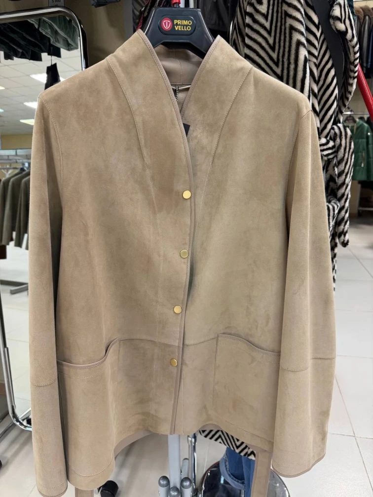 Бежевая женская замшевая куртка 3105з, размер 46, артикул 92340-0