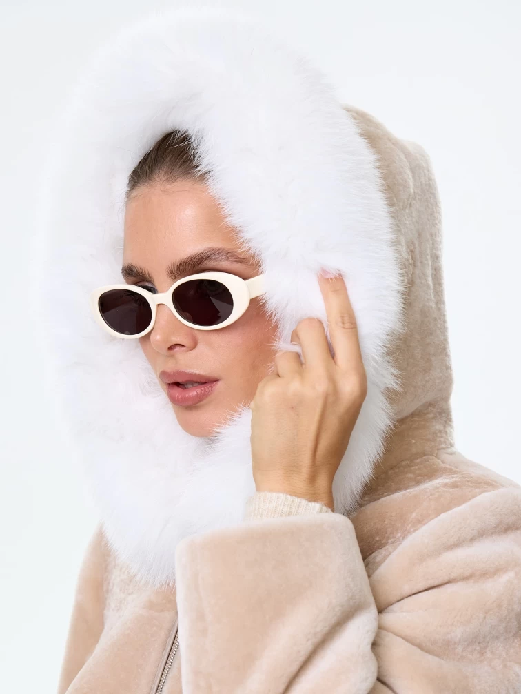 Короткая женская дубленка из астрагана с капюшоном и отделкой мехом песца 48мех, бежевая, размер 46, артикул 17581-3