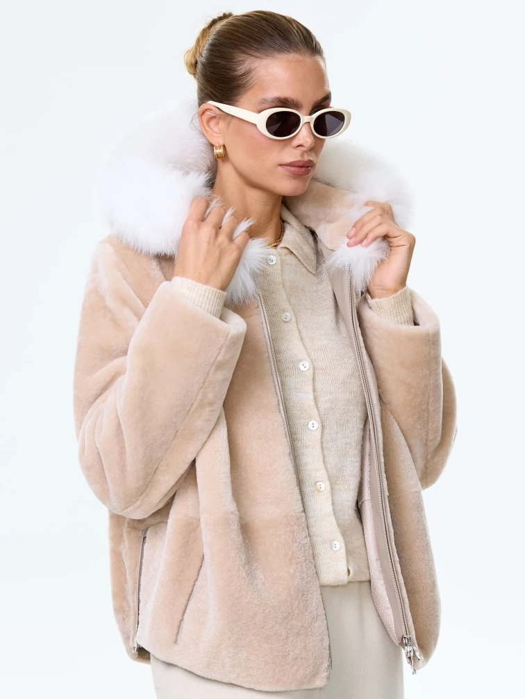 Короткая женская дубленка из астрагана с капюшоном и отделкой мехом песца 48мех, бежевая, размер 46, артикул 17581-2