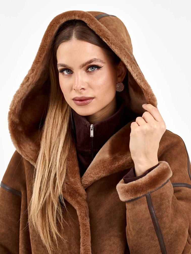 Длинная женская дубленка с капюшоном 2079, коричневая, размер 46, артикул 65120-3