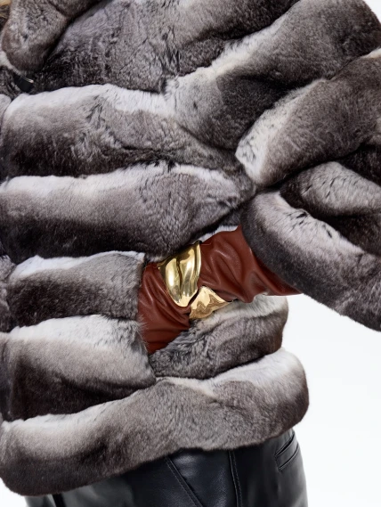 Короткая женская шуба из меха шиншилы MANAKAS QWN, черно-белая, размер 42, артикул 34310-2