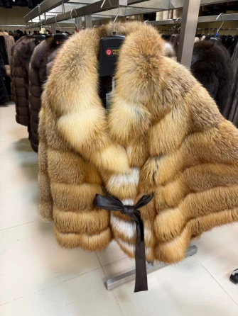 Женская короткая шуба из меха лисы М1010-340-0